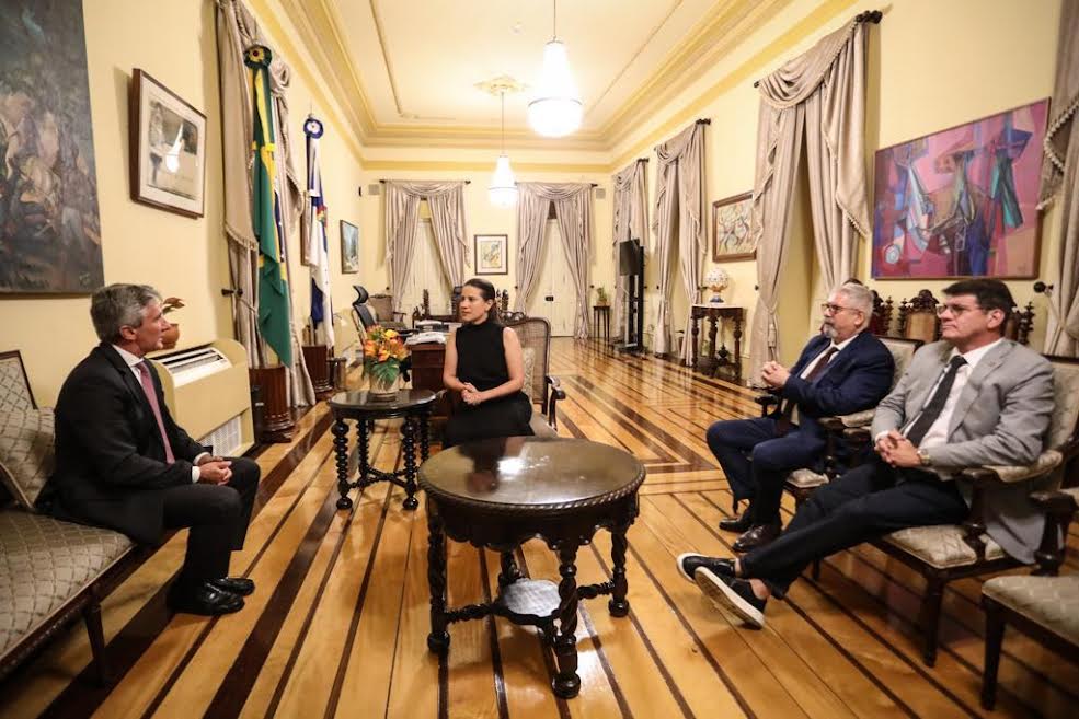 Governadora de Pernambuco recebe o embaixador de Portugal para debater o fortalecimento das relações
