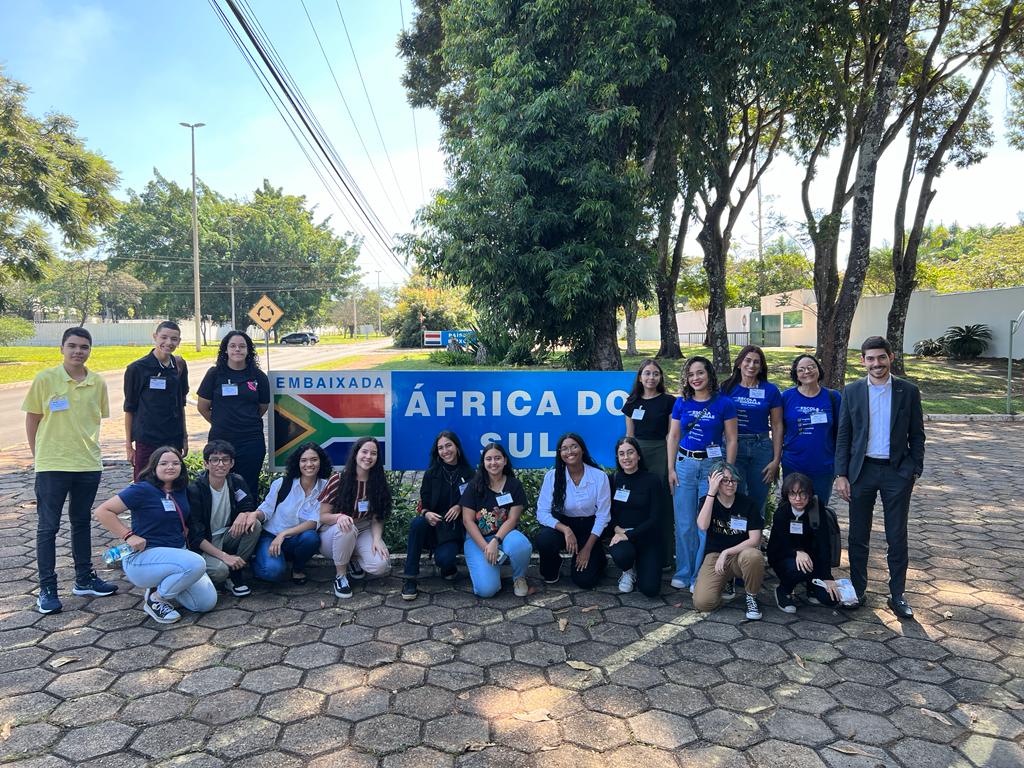 Alunos de Sesc e Senac de Goiânia visitam embaixadas em Brasília