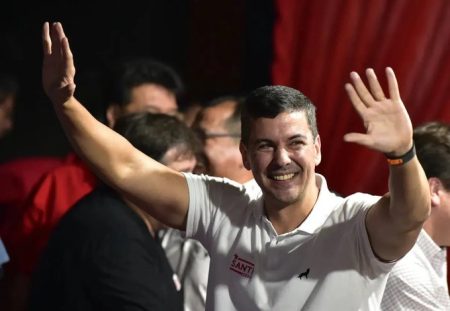 Santiago Peña é eleito presidente do Paraguai