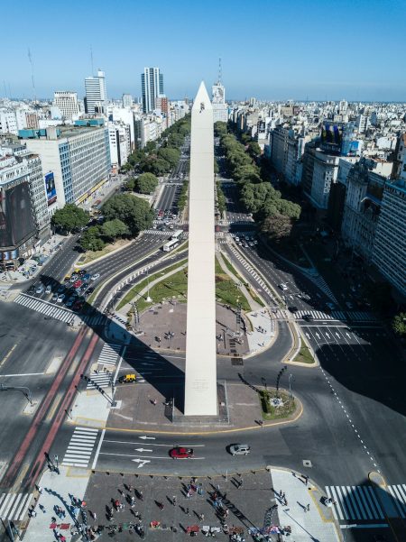 Com apoio do Brasil, Argentina busca ajuda financeira para atravessar período eleitoral cars on road near city buildings during daytime