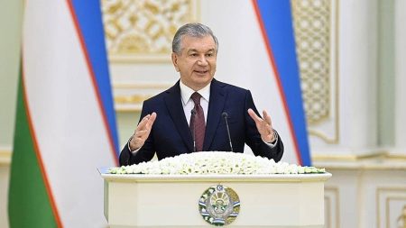 Referendo realizado no Uzbequistão permite que presidente Mirziyoyev continue no poder por mais mandatos