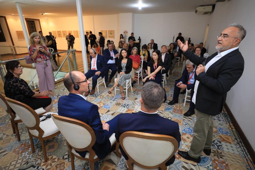 Comitiva da Suíça visita exposição ao lado do prefeito de Belém