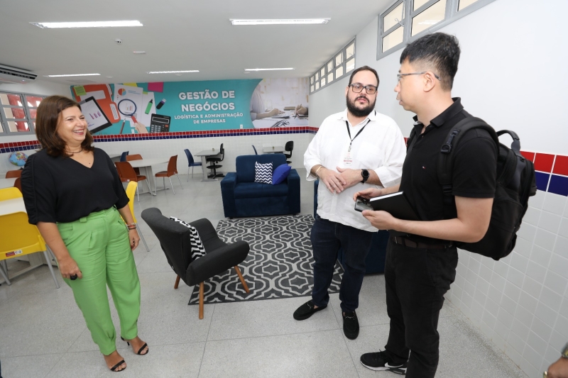 Governo da Bahia e empresa chinesa vão implantar primeira sala de aula 100% tecnológica do estado