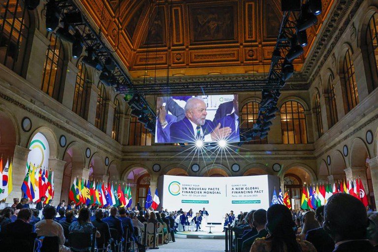 Cúpula em Paris dá novo impulso para reforma do sistema financeiro mundial