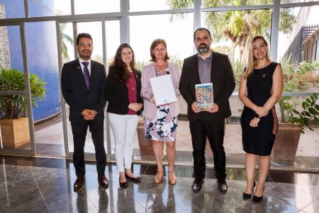 Embaixadora da República Tcheca visita a UFG