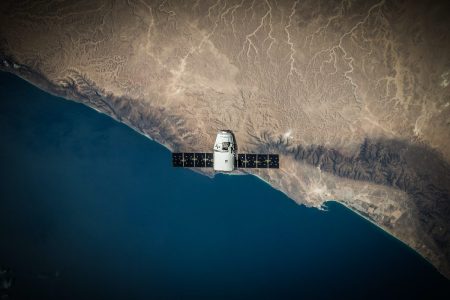 China compartilha imagens de satélite com BRICS A space satellite hovering above the coastline