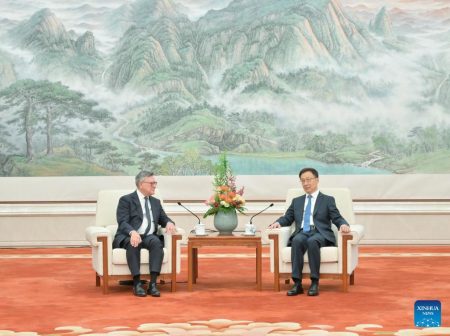 Vice-presidente chinês se reúne com presidente do Standard Chartered