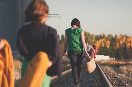 França ultrapassa marca de meio milhão de refugiados group of people walking on train tracks during sunrise
