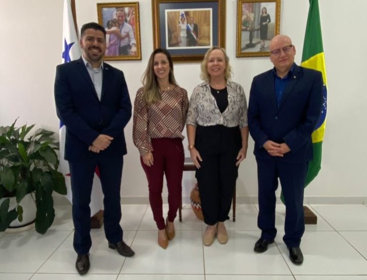Embaixador do Panamá recebe representantes da Copa Airlines