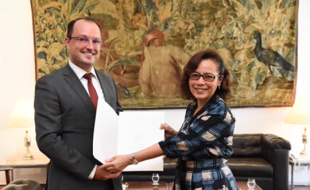 Novo embaixador da Hungria entrega cópias figuradas das cartas credenciais