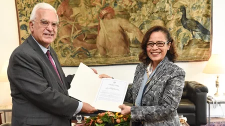 Novo embaixador do Chipre entrega cópias figuradas das cartas credenciais