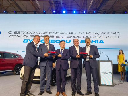 Embaixador da China participa de cerimônia de lançamento da pedra fundamental da fábrica da BYD Brasil