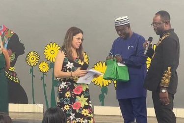 Embaixador do Cameroun recebe alunos de escolas brasileiras