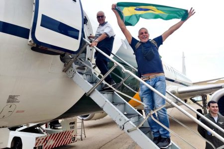 Aeronave da Presidência com 32 passageiros resgatados da Cisjordânia chega ao Brasil