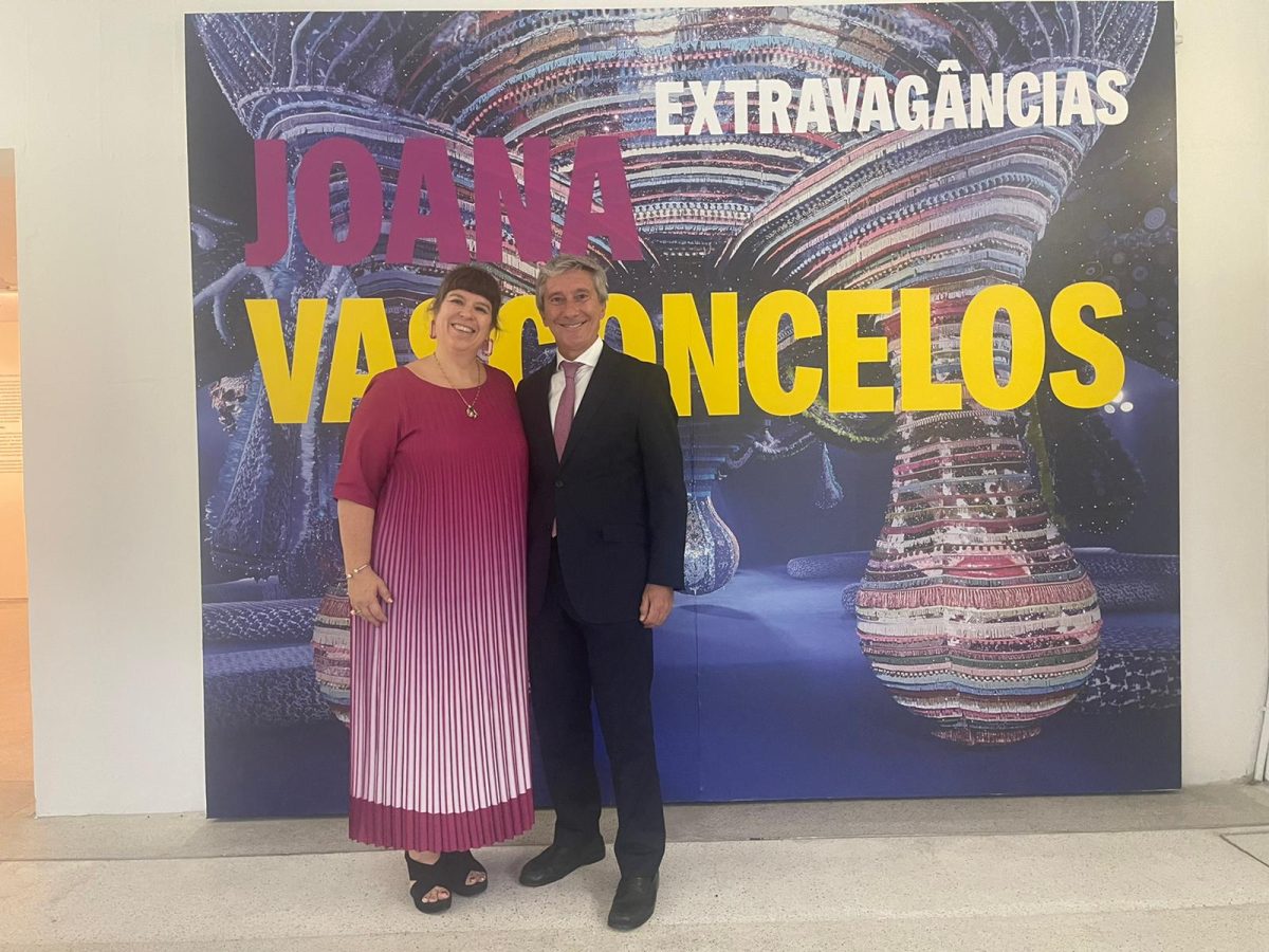 Embaixador de Portugal prestigia artista portuguesa em inauguração de exposição
