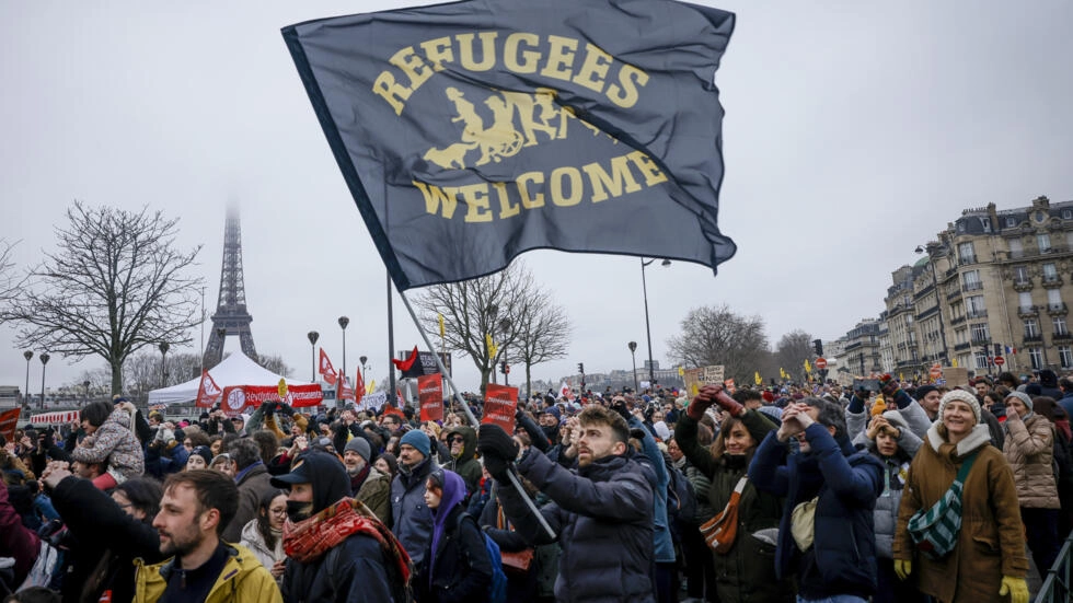 Milhares de pessoas se manifestam na França contra lei de imigração