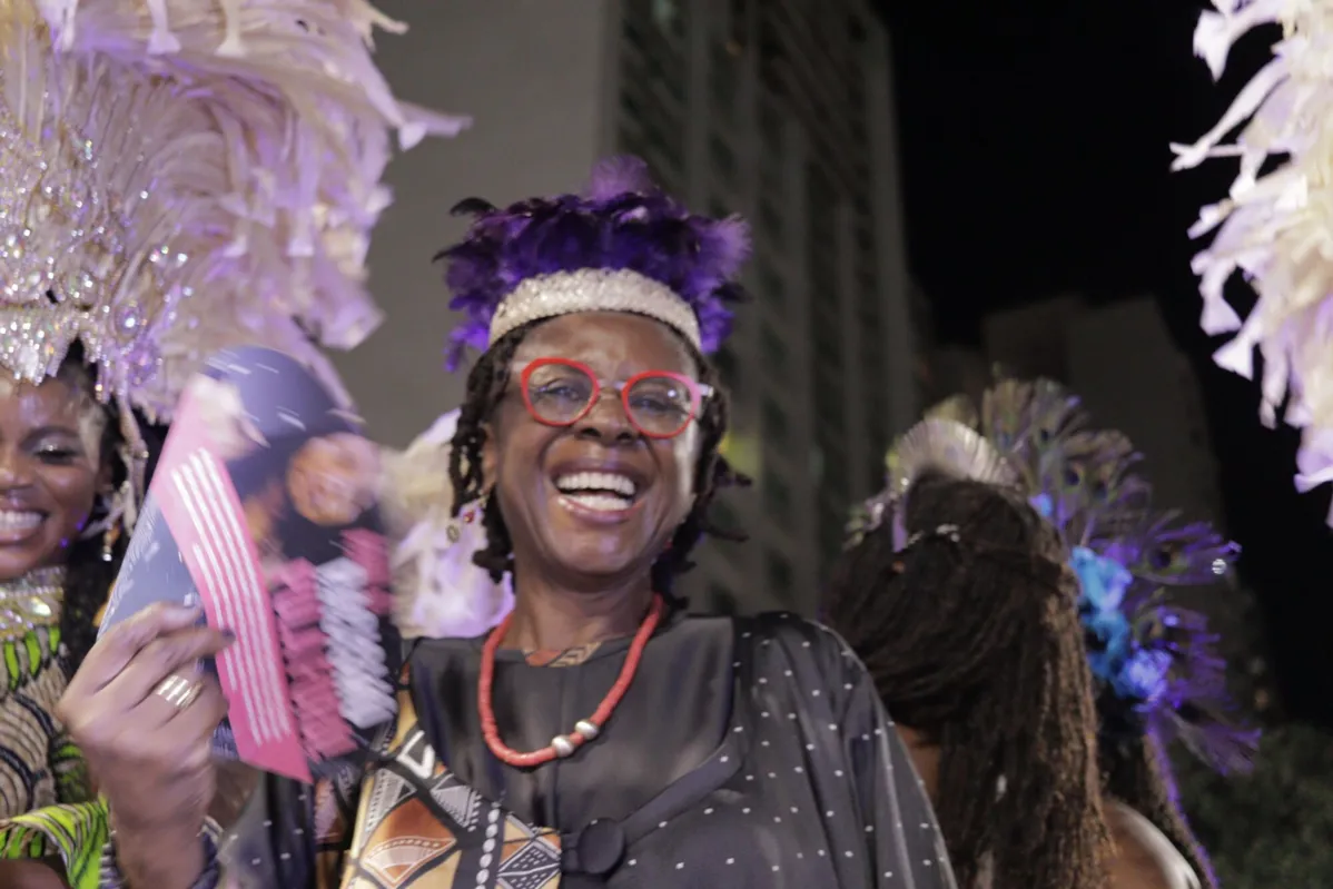 Embaixadora de Gana marca presença em trio no Campo Grande