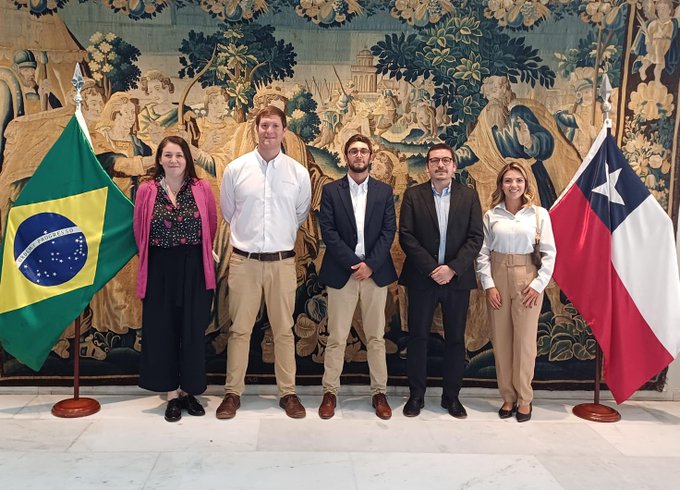 Embaixador do Chile recebe representantes da Aqua Chile