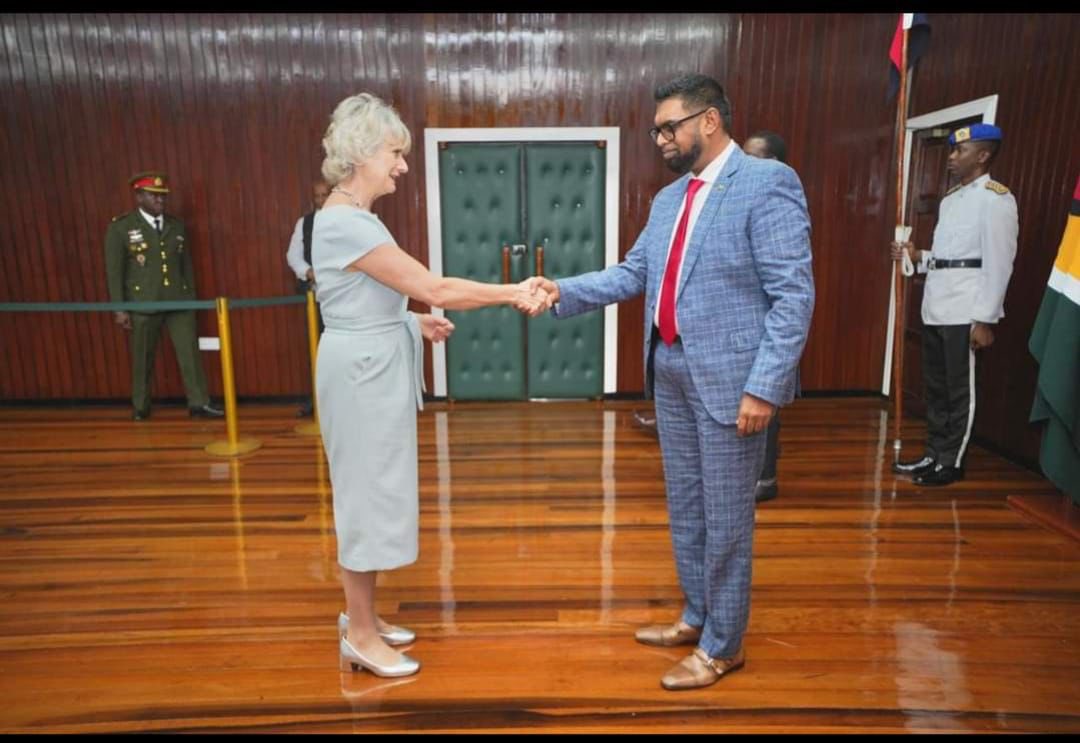 Embaixadora da Irlanda apresenta credenciais ao Presidente da Guiana