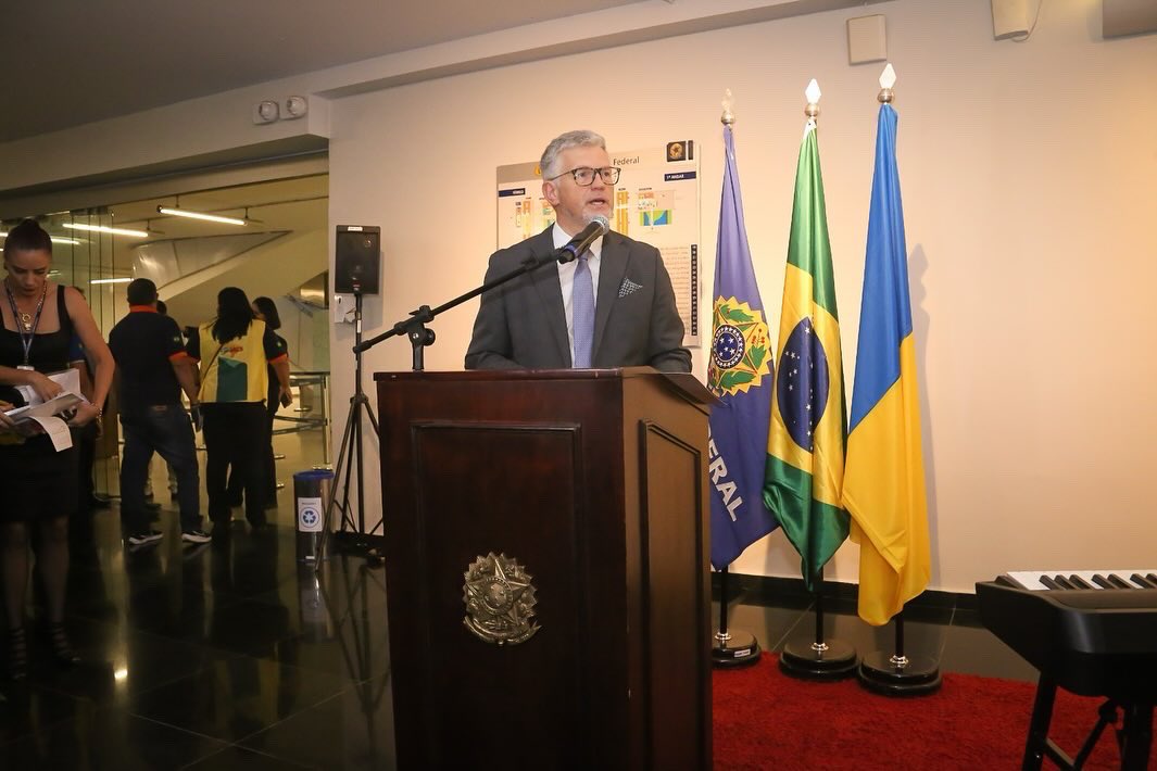 Embaixador da Ucrânia no Brasil inaugura exposição de fotos