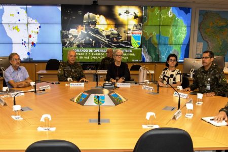 Embaixadora brasileira visita o Comando de Operações Terrestres
