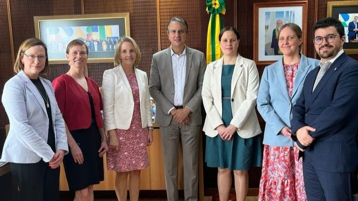 Embaixadora da Finlândia se reúne com Ministro da Educação