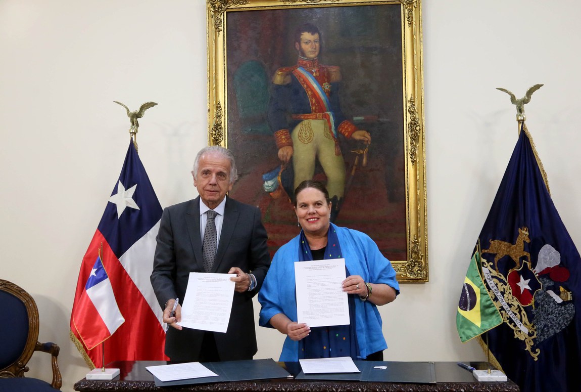 Em Santiago, Ministros da Defesa do Brasil e Chile assinam cooperação na área de satélites