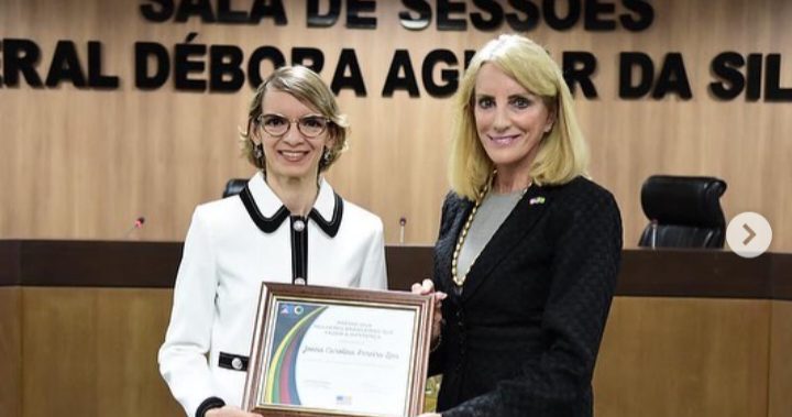 Embaixadora dos EUA entrega prêmio Mulheres Brasileiras que Fazem a Diferença 2024 à Desembargadora Federal