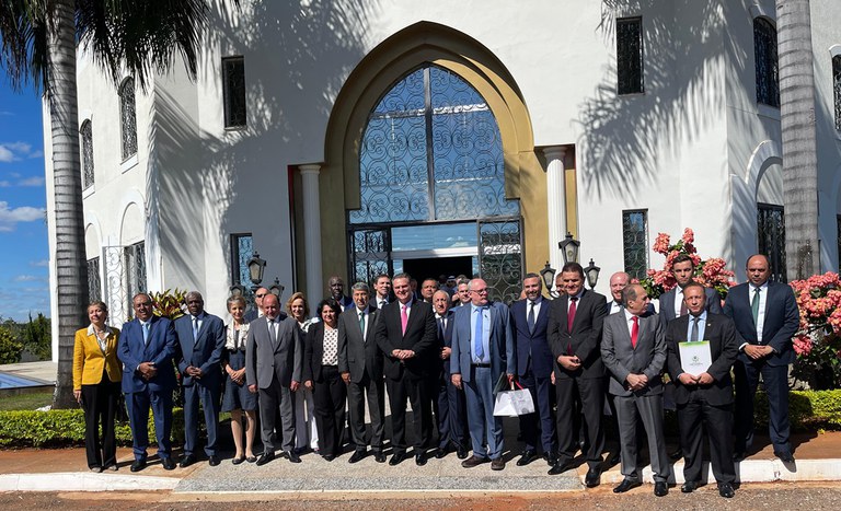 Ministro Fávaro apresenta propostas de cooperação a embaixadores da Liga Árabe