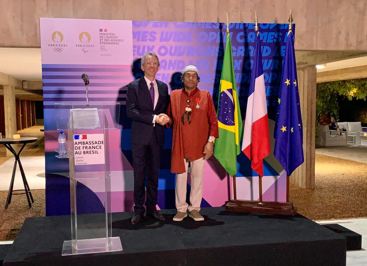 Embaixada da França condecora Ailton Krenak com a insígnia de Cavaleiro da Ordem Nacional
