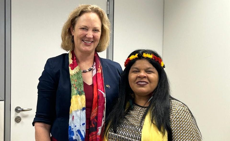 Sophie Davies e Sonia Guajajara se reúnem em Brasília