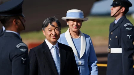 Imperador do Japão Naruhito chega ao Reino Unido para visita de Estado