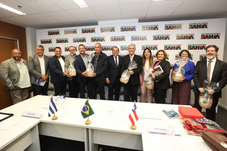Ministro da Agricultura de Cuba visita cooperativas no Paraná e na Bahia