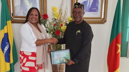 Embaixador de Cameroun recebe Chefe do Departamento de Agricultura da UnB