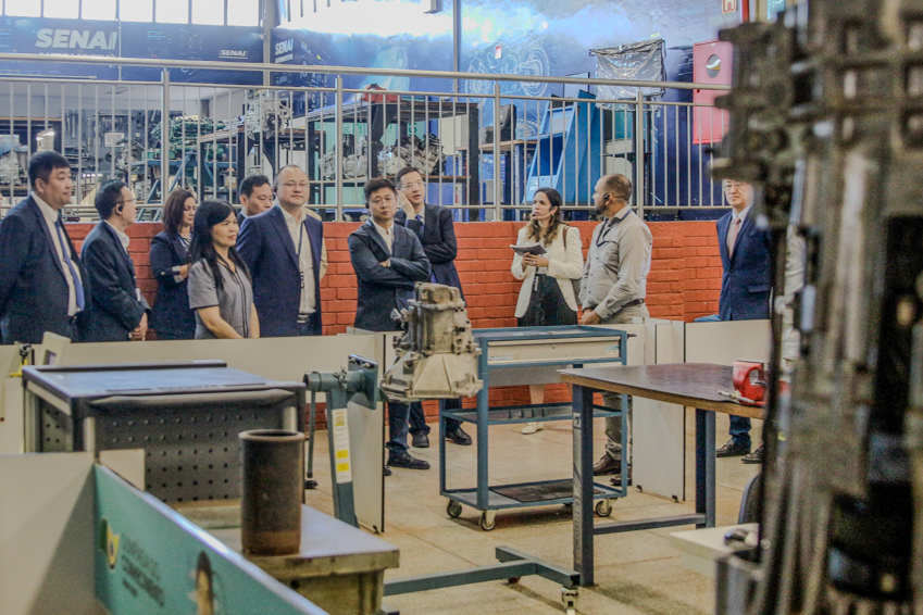 Comitiva chinesa visita as instalações do Senai Taguatinga