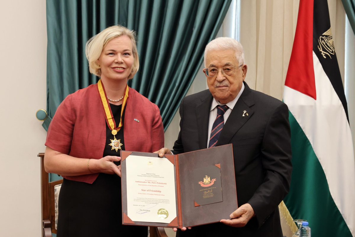 Embaixadora da Finlândia na Palestina recebe medalha Estrela da Amizade do Presidente Mahmoud Abbas