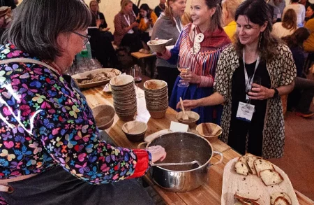 Como os povos indígenas da Europa estão usando a diplomacia alimentar para salvar o Ártico