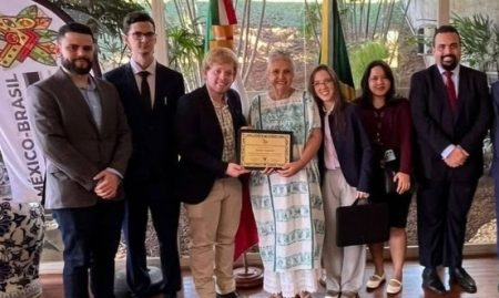 Embaixadora do México recebe alunos da USP
