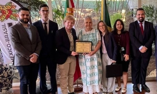 Embaixadora do México recebe alunos da USP