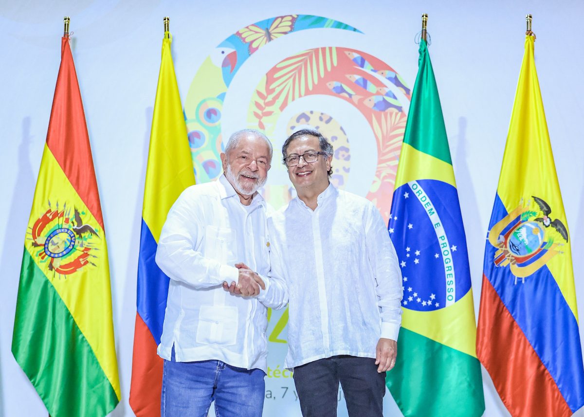 Lula conversa com Gustavo Petro