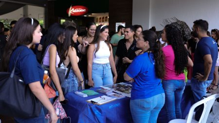 Feira das Nações explora oportunidades de intercâmbio e promove contato com alunos estrangeiros