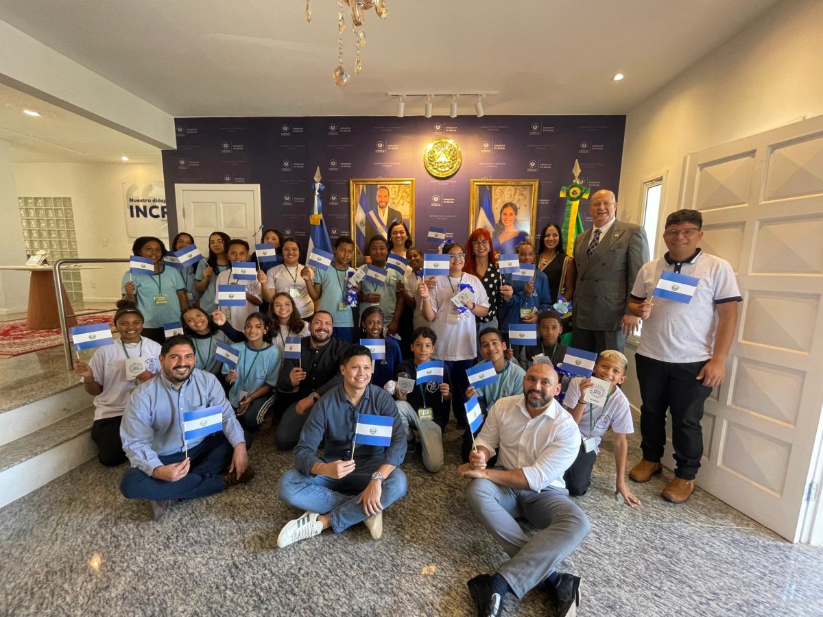 Embaixada de El Salvador recebe estudantes da rede pública