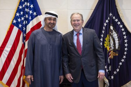 Presidente dos Emirados Árabes Unidos e ex-presidente dos EUA, George W Bush, analisam os laços bilaterais históricos