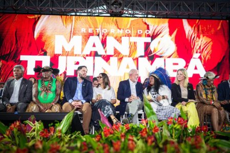 Embaixadora da Dinamarca participa de evento oficial de retorno do manto Tupinambá ao Brasil