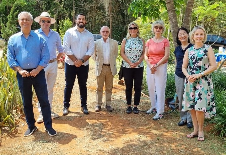 Em Brasília, Embaixada finlandesa comemora Dia Internacional da Árvore com plantio de mudas