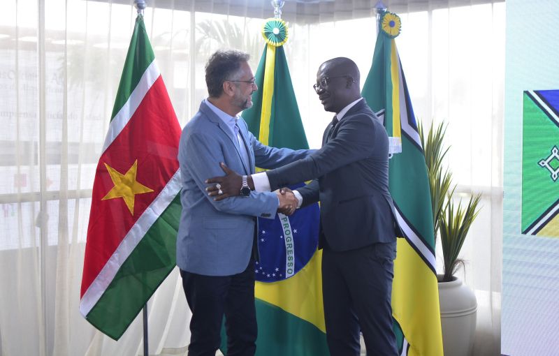Governador do Amapá recebe delegação do Suriname