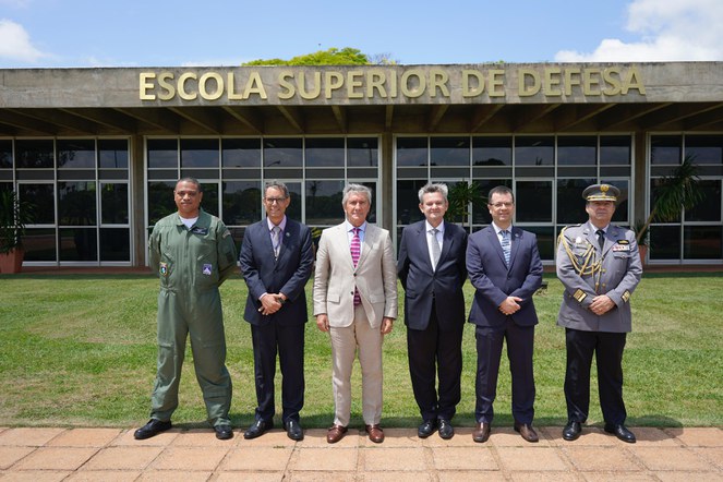Embaixador de Portugal ministra palestra para alunos do CAED