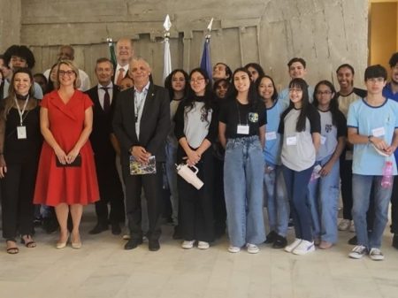 Embaixada da Eslováquia recebe alunos da rede pública