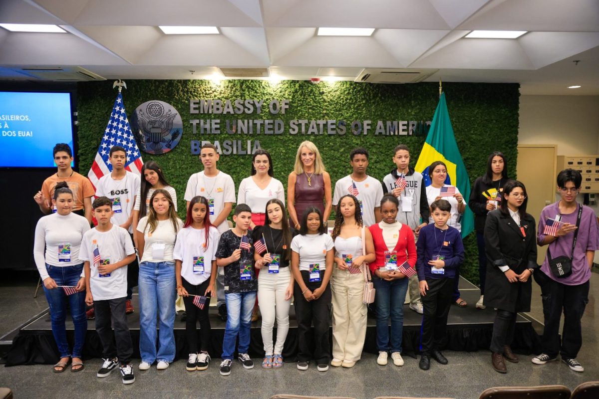 Participantes do Programa Acolher Eles e Elas visitam a Embaixada dos Estados Unidos