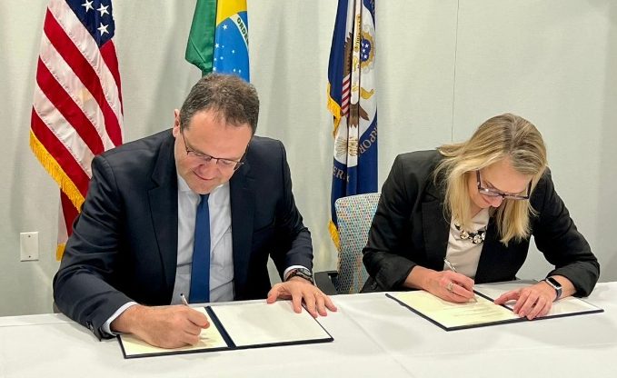 DFC e BNDES assinam acordo para coinvestimento em setores críticos